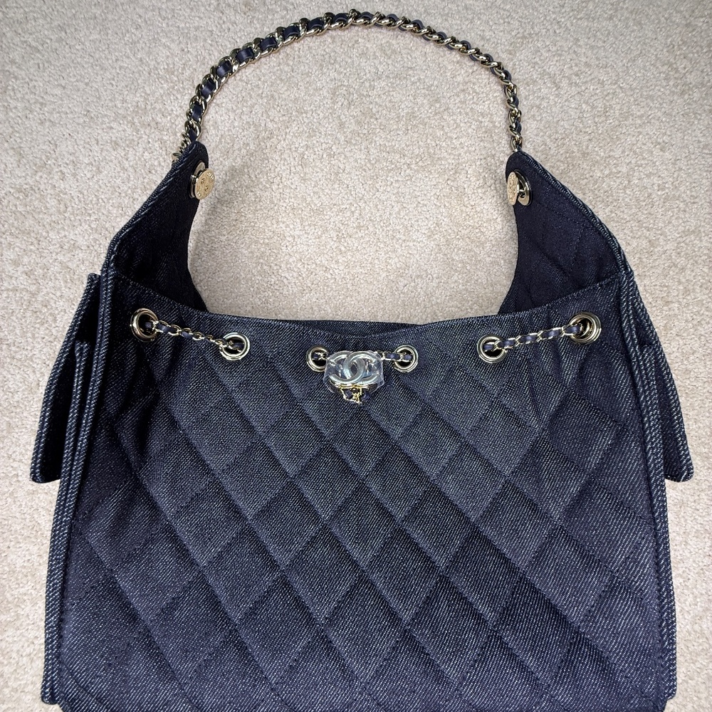 New Matthieu Blazy Chanel - 1st New Collection Launch - Chanel 25 Dark Denim SM - Picture 2 of 9